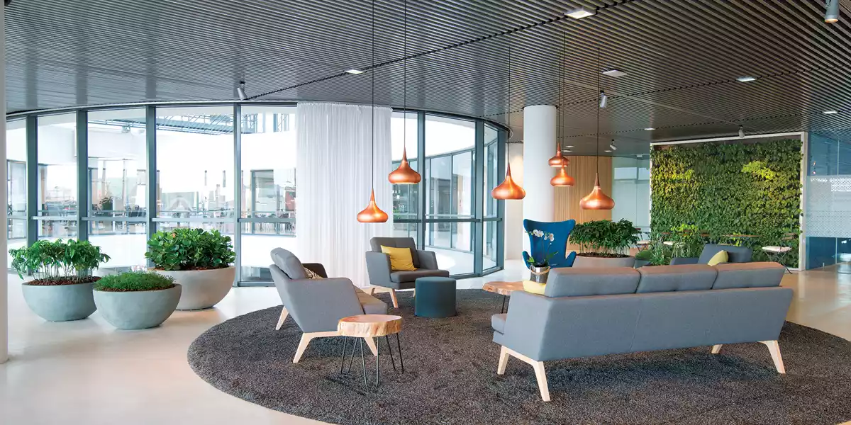 Find de ikoniske Wegner stole hos Carl Hansen & Søn